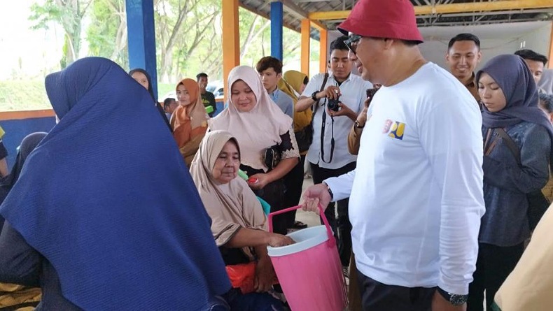 Bikin Pedagang Terharu, Bupati Bone Bolango Bantu Jualan Es Mambo