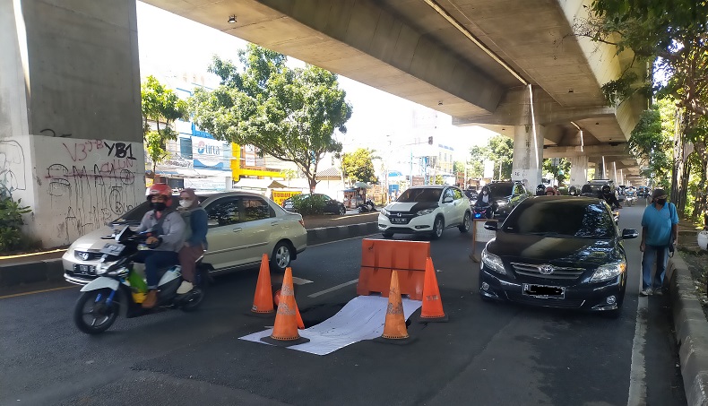 Jalan KH Soleh Iskandar Kota Bogor Amblas Berbentuk Lubang Besar