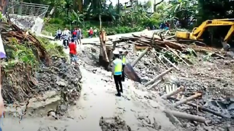 Longsor, Jalan Antarkabupaten di Nias Putus Total Tak Bisa Dilewati