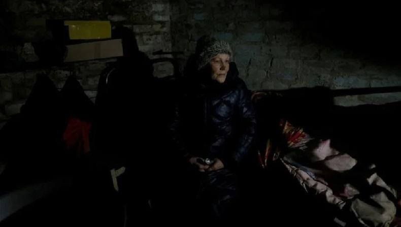 Kisah Pilu Pasangan yang Terpaksa Tinggal di Ruang Bawah Tanah akibat Invasi Rusia