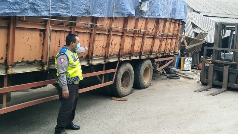 Mogok di Tanjakan, Truk Berjalan Mundur hingga Tabrak 3 Warung di Bogor