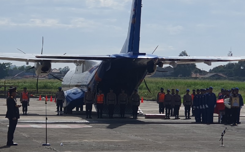 Jenazah 2 Awak Helikopter NBO-105 Polri Tiba di Polairud Pondok Cabe, Kapolri Pimpin Upacara