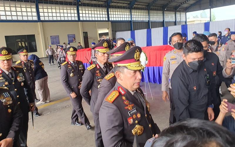 Serahkan 2 Jenazah Awak Helikopter NBO-105 ke Keluarga, Kapolri: Meninggal di Tempat Tugas adalah Kehormatan