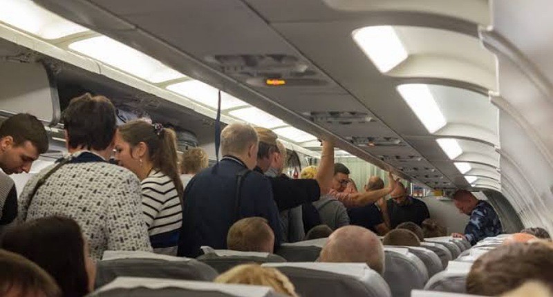 Terungkap, Ini Alasan Penumpang Pesawat Buru-Buru Berdiri saat Pesawat Mendarat