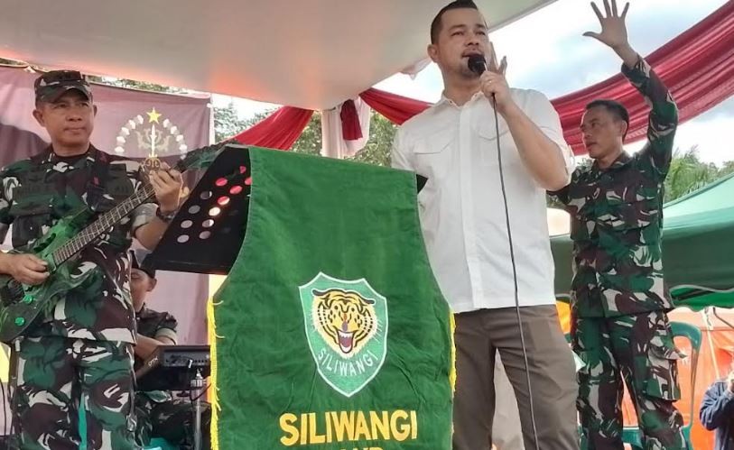 Sambangi Posko Pengungsian, Wakasad Beri Bantuan dan Hibur Korban Gempa Cianjur