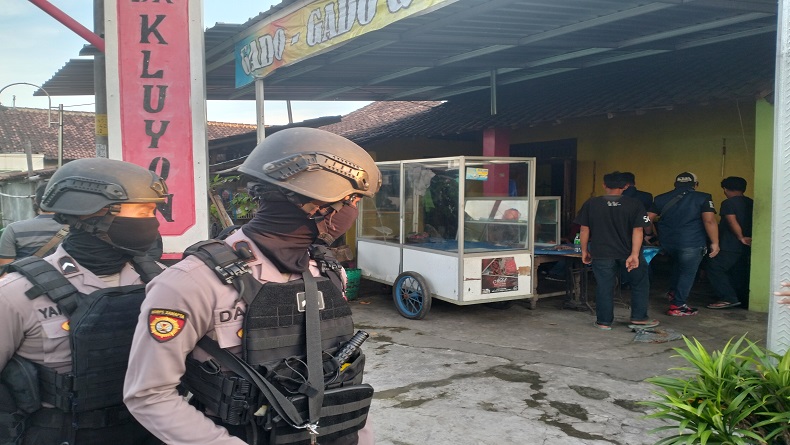 Densus 88 Geledah Tempat Tinggal Terduga Teroris di Sukoharjo, Ini yang Dibawa