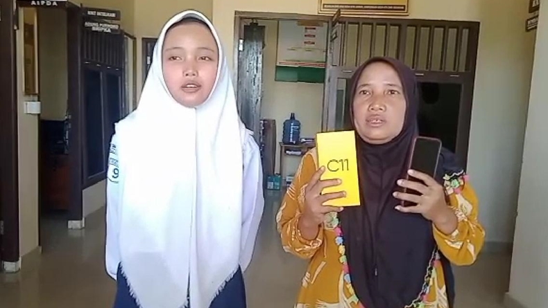Korban Jambret Ini Semringah, Ponsel Kesayangannya yang Hilang Dikembalikan Polisi