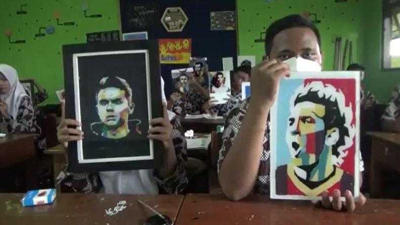 Demam Piala Dunia, Siswa di Batang Lukis Pemain Sepak Bola Terkenal