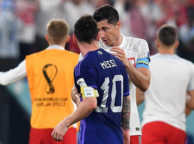 Terungkap! Ini Topik Pembicaraan Messi Saat Bisik-bisik ke Lewandowski