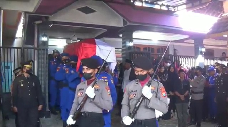 Tangis Sedih Iringi Pemakaman Korban Helikopter Jatuh Briptu Anam di Magetan