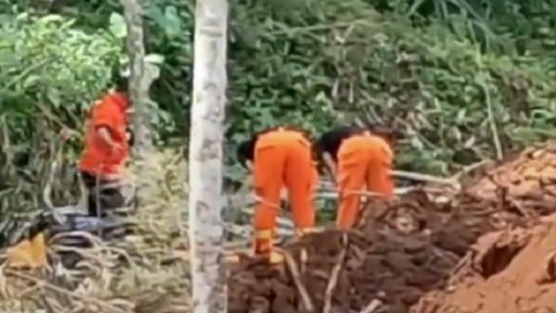 Viral Tim SAR Salat Berjamaah di Lokasi Gempa Cianjur, Netizen: Manusia Berkualitas