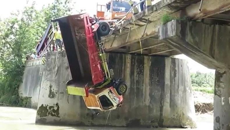 Sopir Mengantuk, Truk Pasir Terjun ke Sungai di Purworejo