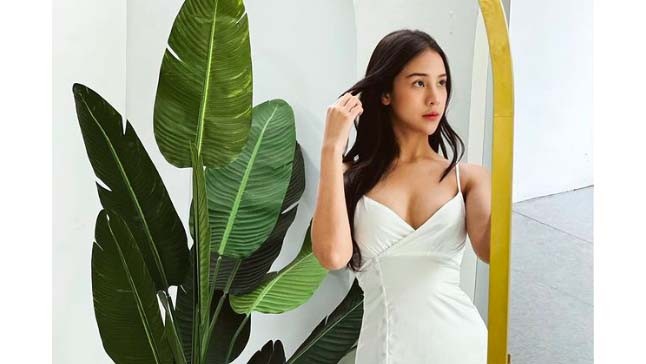 4 Potret Anya Geraldine Baca Buku Pakai Bikini, Bodynya seperti Gitar Spanyol 