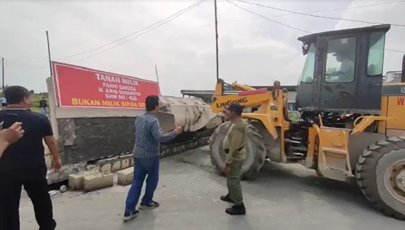 Kesal, Ratusan Warga Sidoarjo Bongkar Paksa Portal Jalan Proyek Apartemen Sipoa