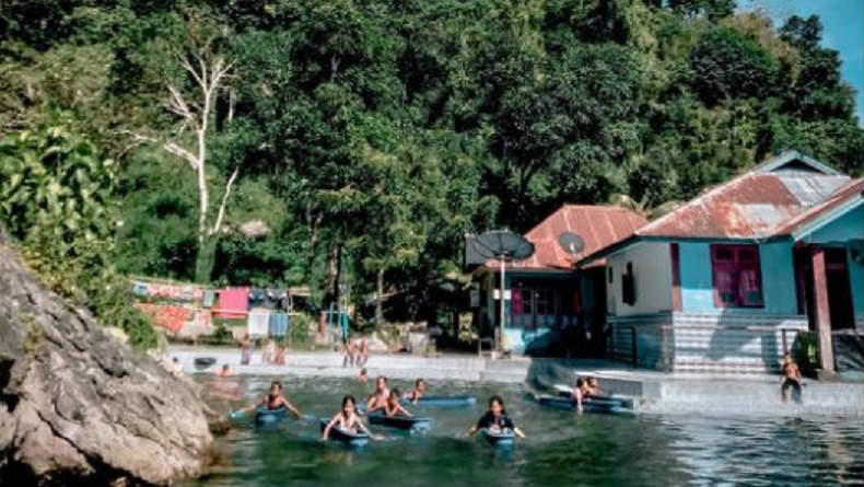 Pesona Sungai Asinahu di Sawai Maluku Tengah, Air Jernih dengan Tepi Lapisan Keramik