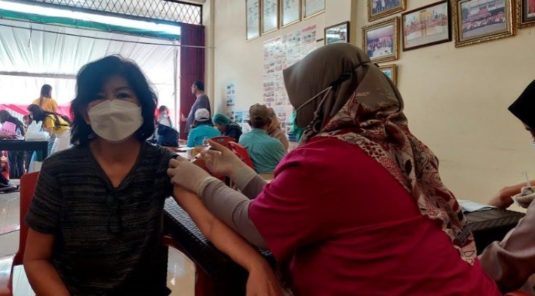 Kakek Nenek Antusias Ikut Vaksinasi Booster Kedua yang Digelar YEMI dan MNC Peduli