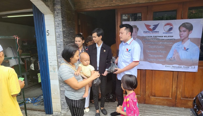 Aksi Nyata Peduli Sesama, Pemuda DPW Perindo DKI Bagikan Sembako ke Warga Kemayoran