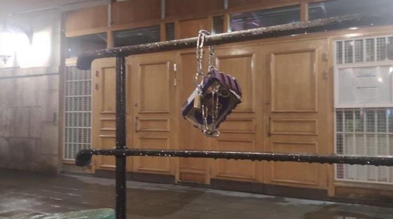 Miris, Alquran Dirusak dan Digantung Pakai Rantai di Pagar Masjid Stockholm