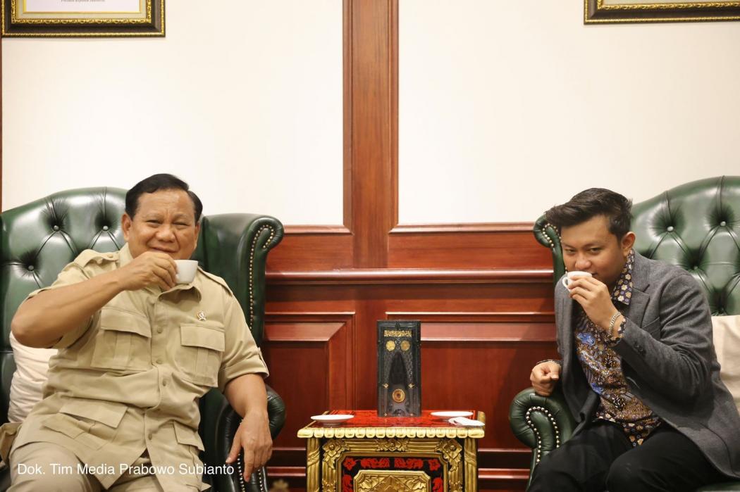 Denny Caknan Cicipi Kopi Hambalang Racikan Prabowo: Uenak Sekali Mantap