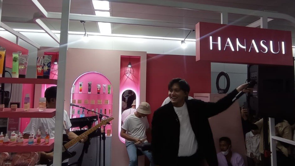 Jadi Tamu Spesial di Stasiun MRT, Rizky Febian Bikin Para Wanita Histeris   