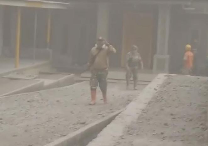 Abu Vulkanik Erupsi Semeru Selimuti Pronojiwo, 16 Orang Menolak Dievakuasi