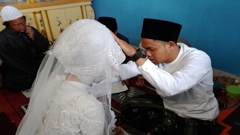 Haru, meski Rumah Hancur Sejoli Ini Tetap Menikah di Lokasi Gempa Cianjur