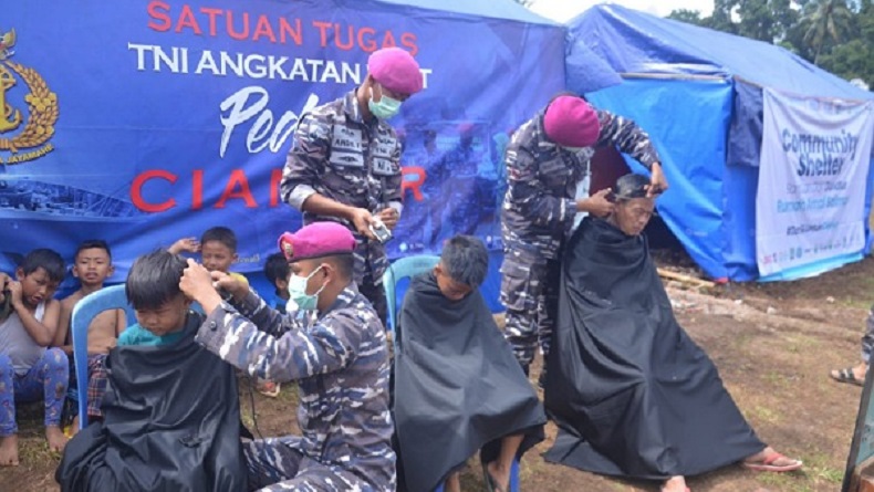 Marinir TNI AL Potong Rambut Gratis Para Pengungsi Gempa Cianjur