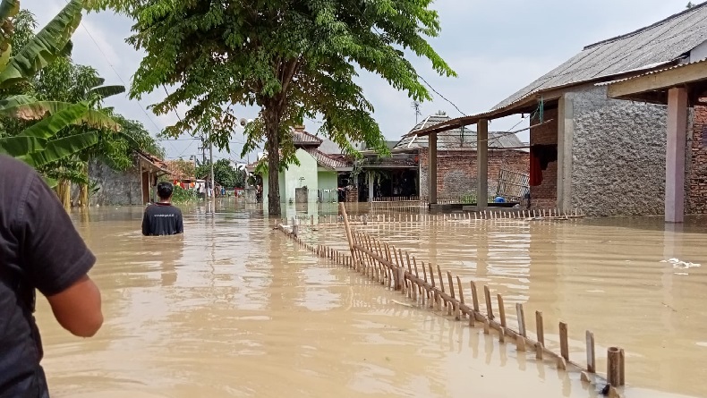 Banjir di Karawang Meninggi, Polisi Evakuasi Warga ke Pengungsian