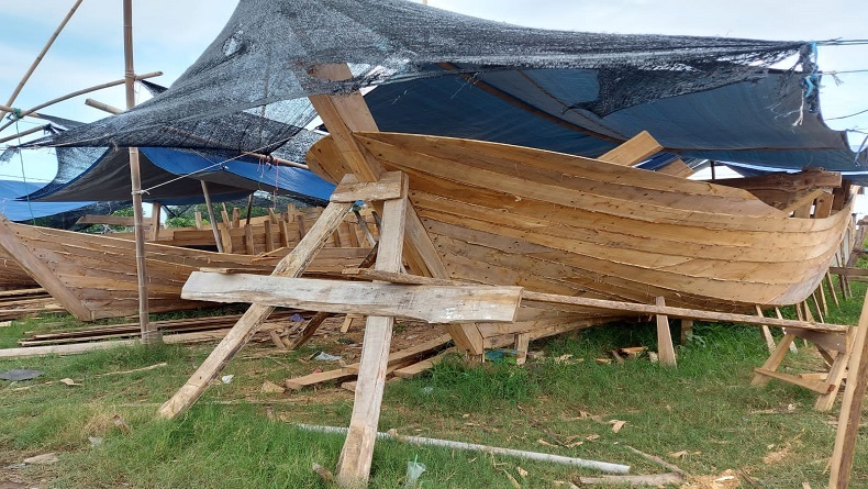 Melihat Aktivitas Pembuat Perahu Nelayan Tradisional di Pemalang
