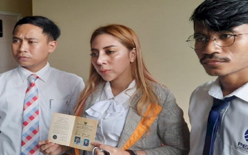 Perjuangkan Hak Anak, Feby Sharon Bawa Buku Nikah dengan AKBP Aris Rusdiyanto ke Polda Sumsel 