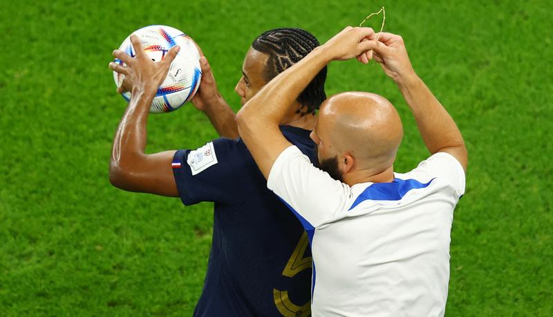 Pelatih Prancis Semprot Jules Kounde Gegara Kalung Emas di Piala Dunia 2022, Begini Ceritanya