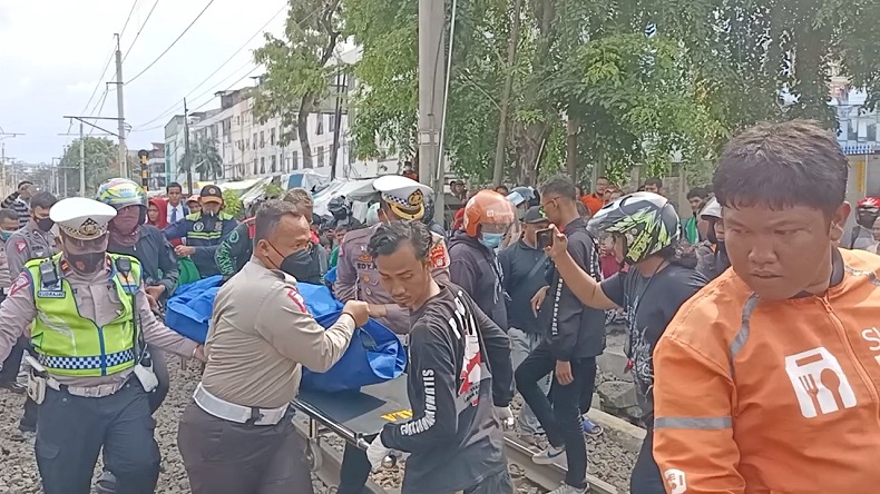 Ngeyel Terobos Perlintasan usai Diperingatkan, Ojol Tewas Tertabrak Kereta di Mangga Dua