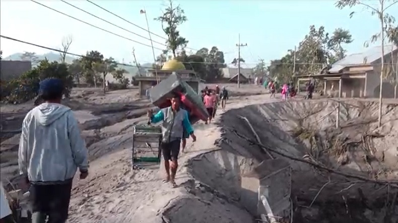 Warga Terdampak Erupsi Gunung Semeru Kembali ke Rumah, Malam Balik ke Pengungsian
