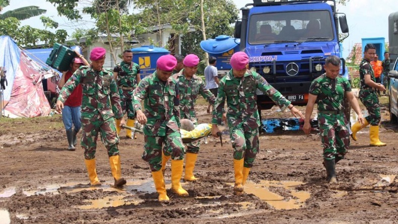 Prajurit Marinir Bangun Tenda Khusus Layak Huni untuk Lansia 90 Tahun di Cianjur