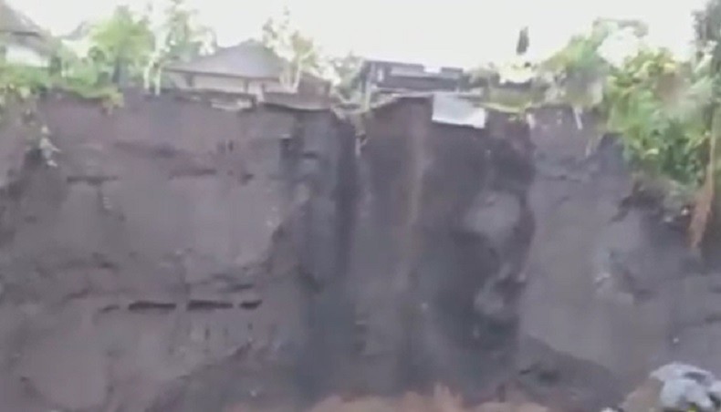 Detik-Detik Sekolah di Karangasem Ambles, Tebing di Bantaran Sungai Terkikis Arus Deras