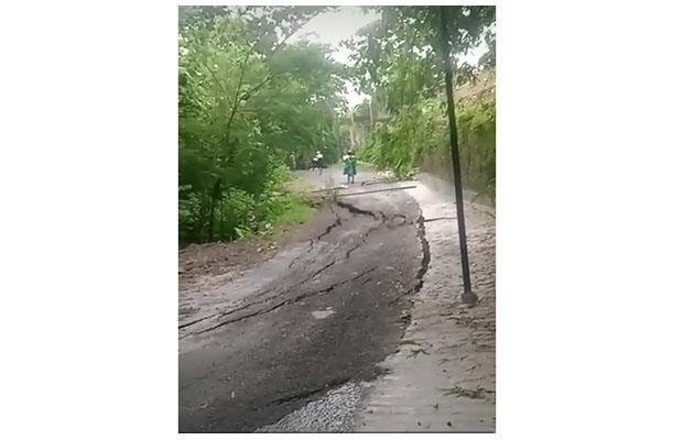 Hujan Deras, Jalan Penghubung Sleman-Gunungkidul di Perbukitan Prambanan Ambles