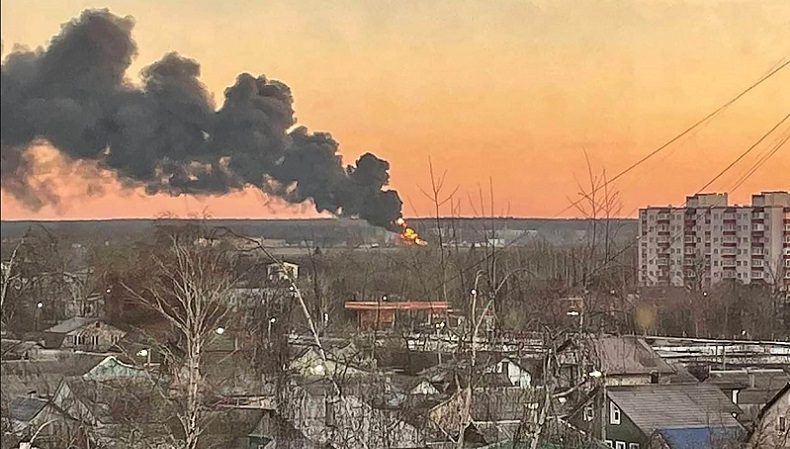 Drone Serang Tangki Minyak di Lapangan Terbang Rusia, Luas Area Terbakar 500 Meter Persegi