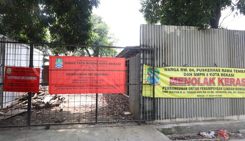 Pemkot Bekasi Segel Lahan Kosong yang Disulap Jadi Tempat Pembuangan Limbah