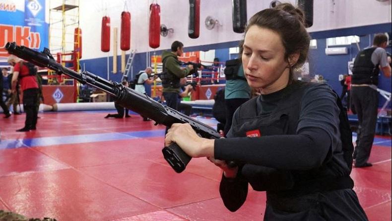 Patriotisme Warga Rusia Tinggi, Sejumlah Orang Ikut Kursus Cara Perang dan Operasikan Kalashnikov