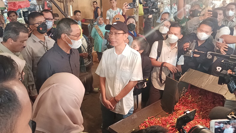 Heru Budi Sidak Pasar Induk Kramat Jati, Cek Harga Bahan Pokok Jelang Nataru
