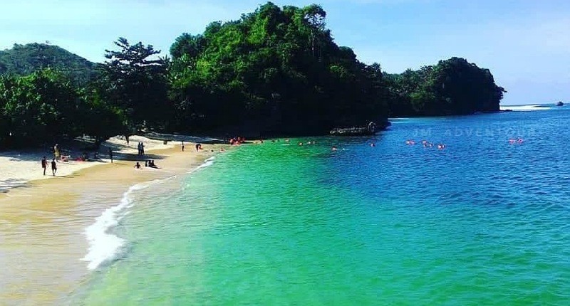 Pantai 3 Warna di Malang, Pemandangan Eksotis Bergradasi dengan Pasir Putih