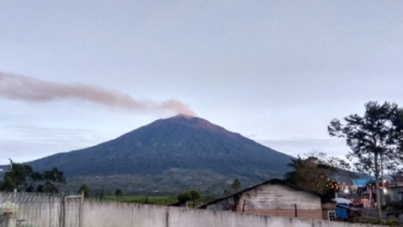 Maskapai Diimbau Hindari Terbang di Sekitar Puncak Gunung Kerinci usai Status Waspada