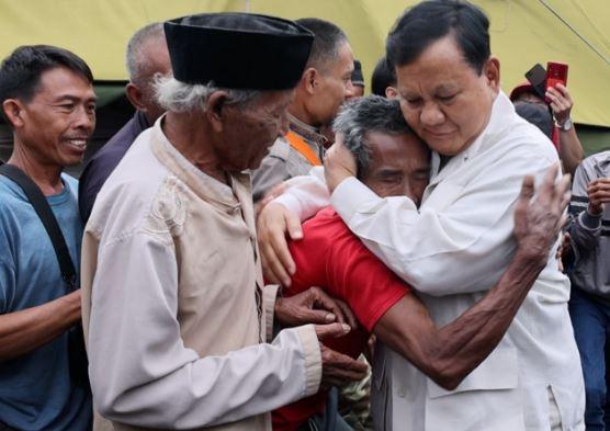 Cek Pos Dapur Lapangan Kopassus, Prabowo Peluk Hangat Korban Gempa Cianjur