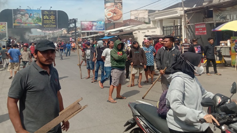 Pedagang Adang Petugas saat Relokasi Pasar Rengasdengklok Karawang, Polisi Luka-luka