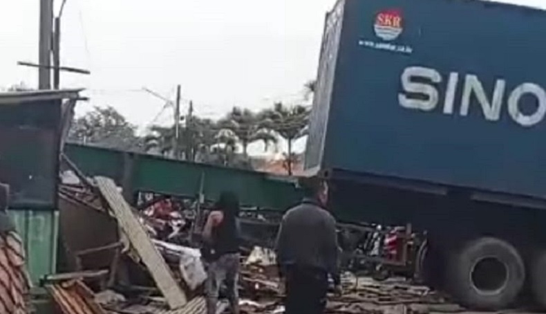 Tak Kuat Nanjak, Truk Kontainer Tabrak Warung di Bogor