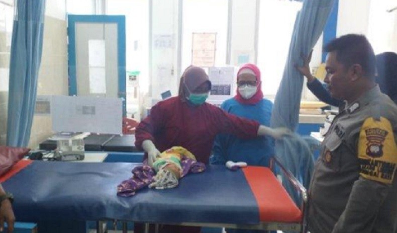 Dengar Suara Tangis Malam Hari, Warga Kubu Raya Temukan Bayi Perempuan di Teras Rumah