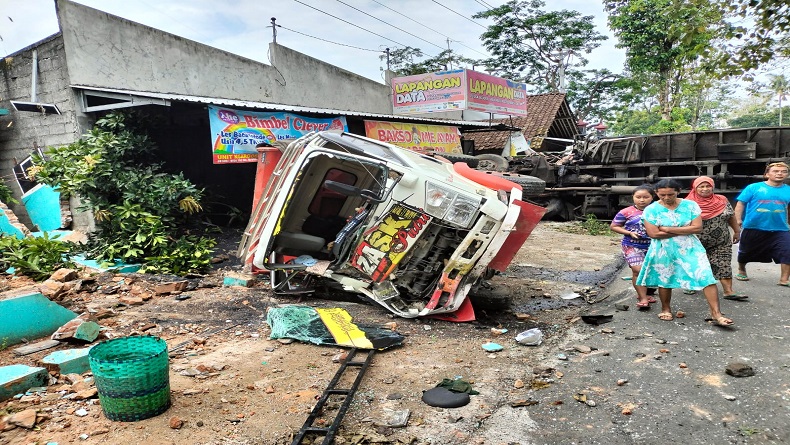 Diduga Rem Blong, Truk Fuso Tabrak Truk Hino dan Rumah Warga di Boyolali