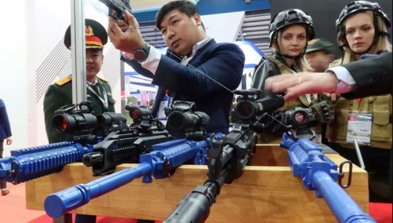 Panas! Perusahaan Pertahanan AS dan Rusia Bersaing Ketat di Pameran Senjata Vietnam