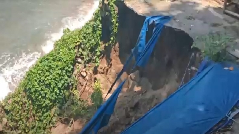 Tebing di Senggigi Lobar Longsor, Warung Pedagang Terancam Ambruk 