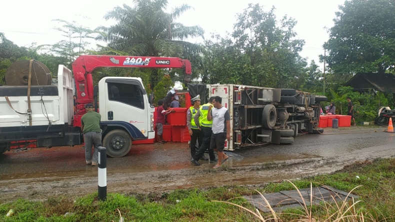 Truk Pengangkut 5 Ton Udang Terguling di Bangka Barat, Muatan Berserakan di Jalan